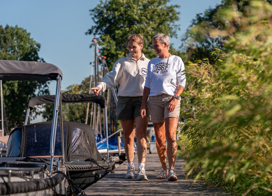 Ausbilder von Maran Yachtcharter zeigt Schaluppen